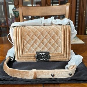 Source Unknown Beige Velvet Quilted Crossbody Bag!